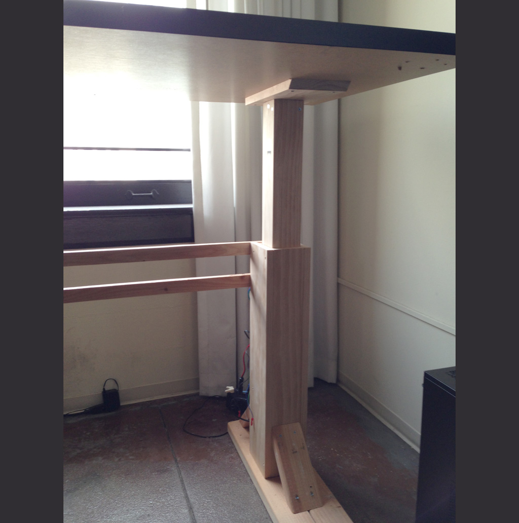 032_adjustable_height_desk.jpg