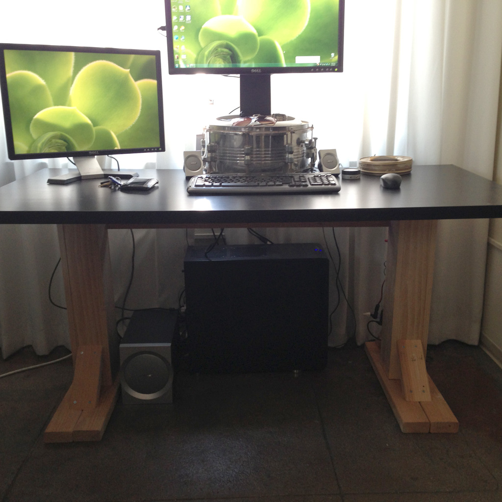 040_adjustable_height_desk.jpg