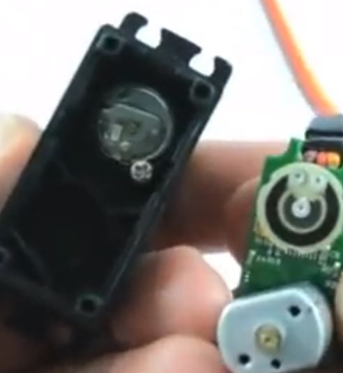 09 - Inside the Servo (DC Motor and Potentiometer).JPG