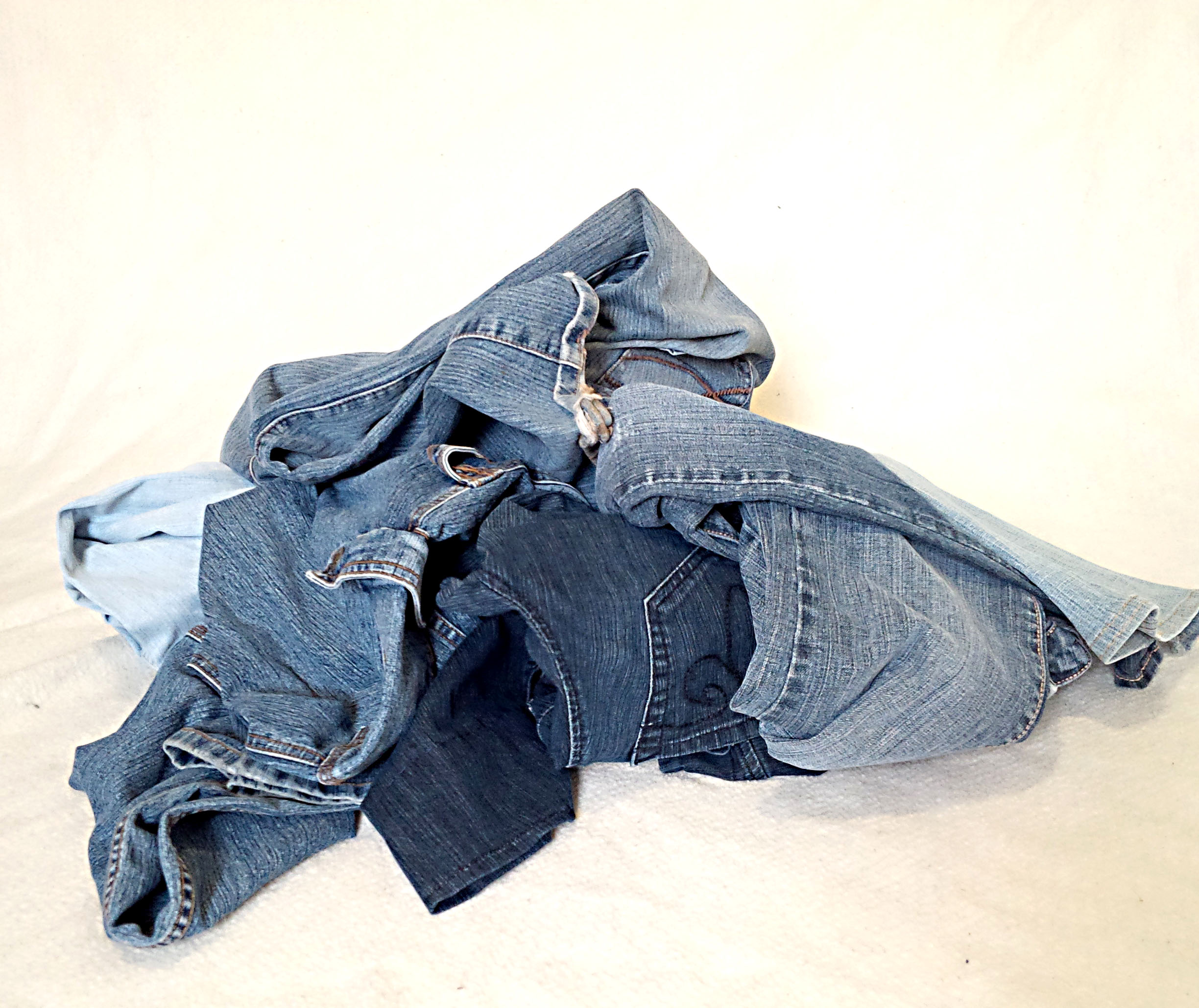 0_pile-O-jeans.jpg