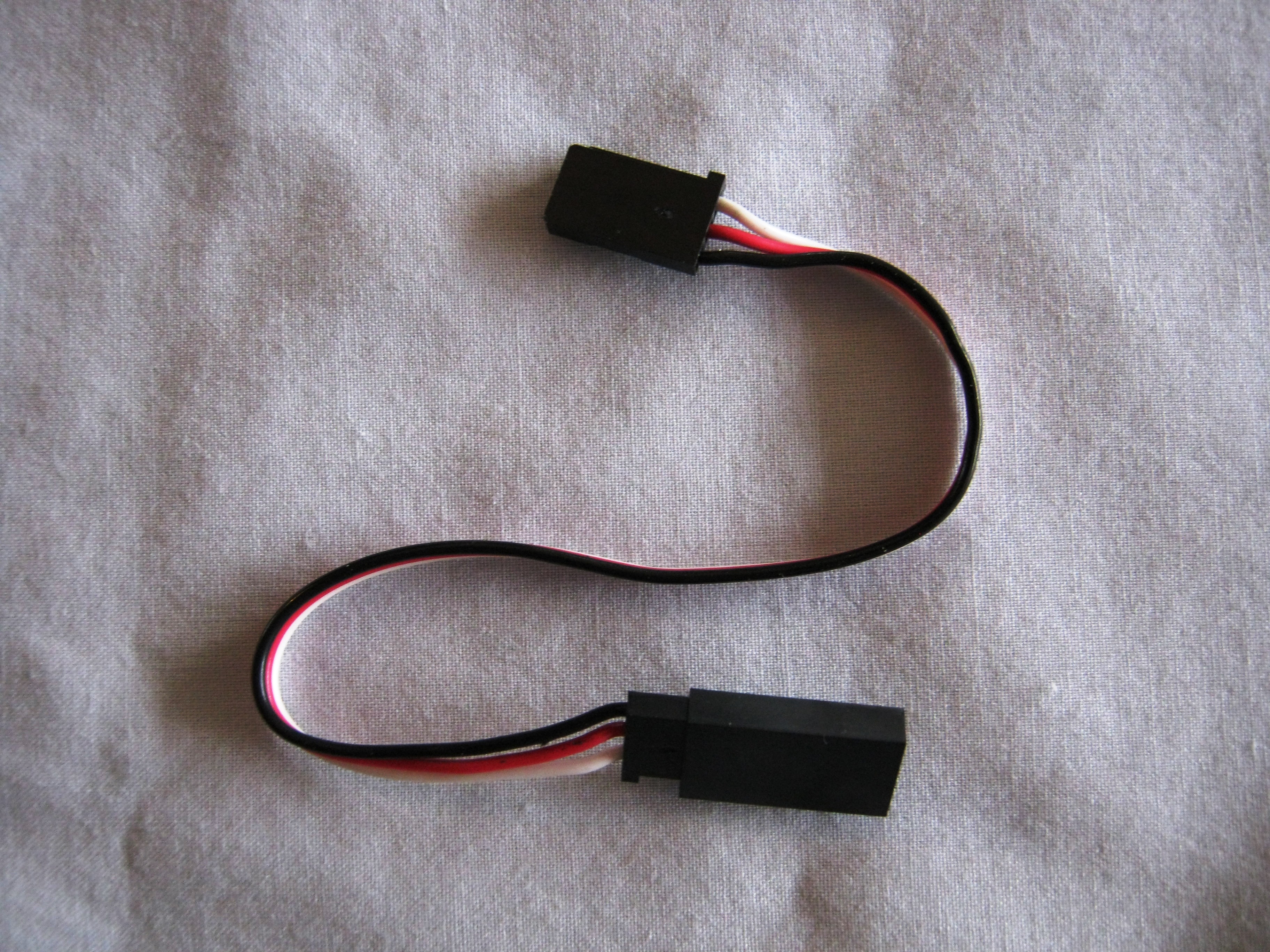 1 - 4 - Futaba J Plug Cable.JPG