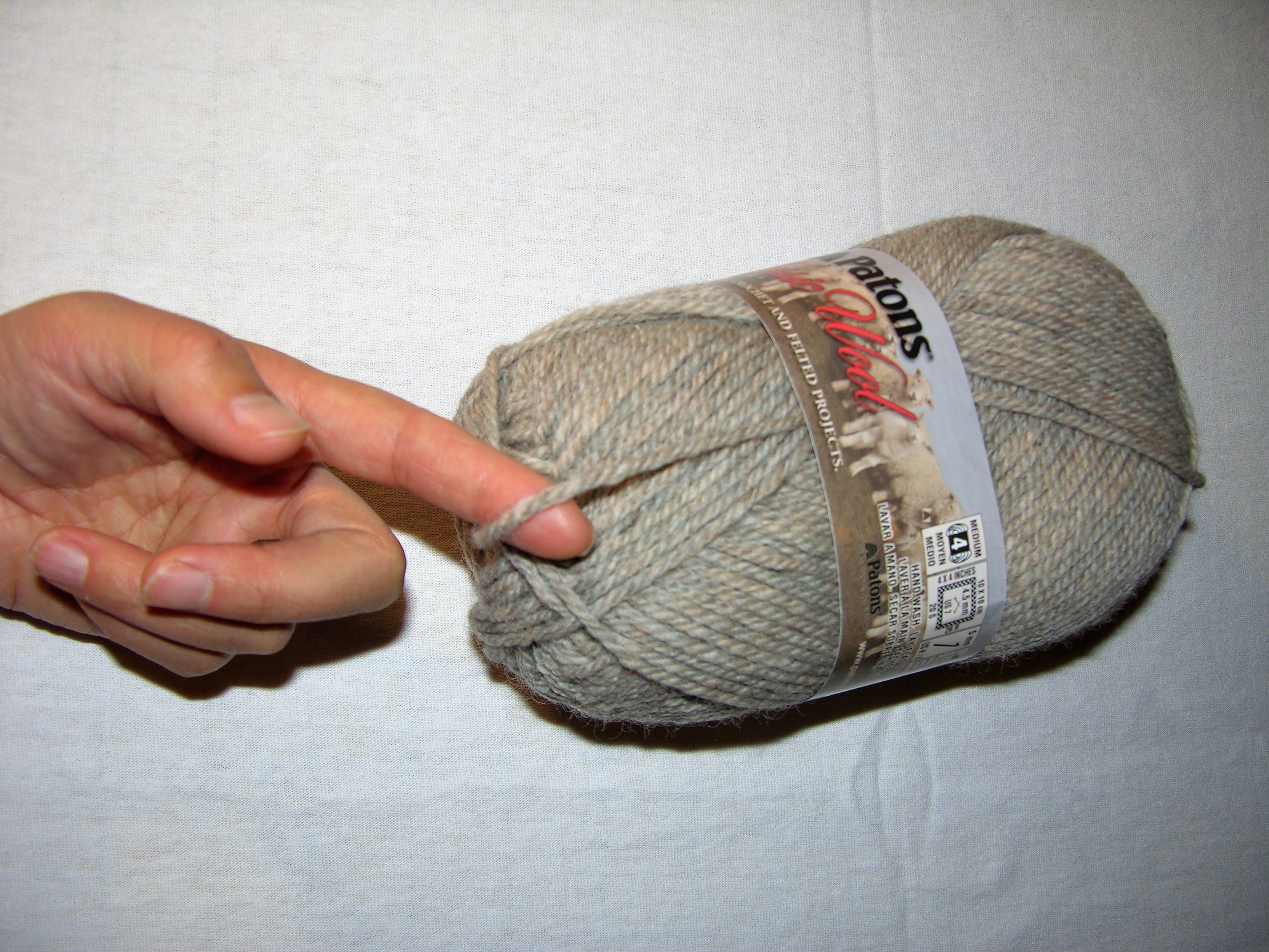 1 yarn end on outside of skein.JPG