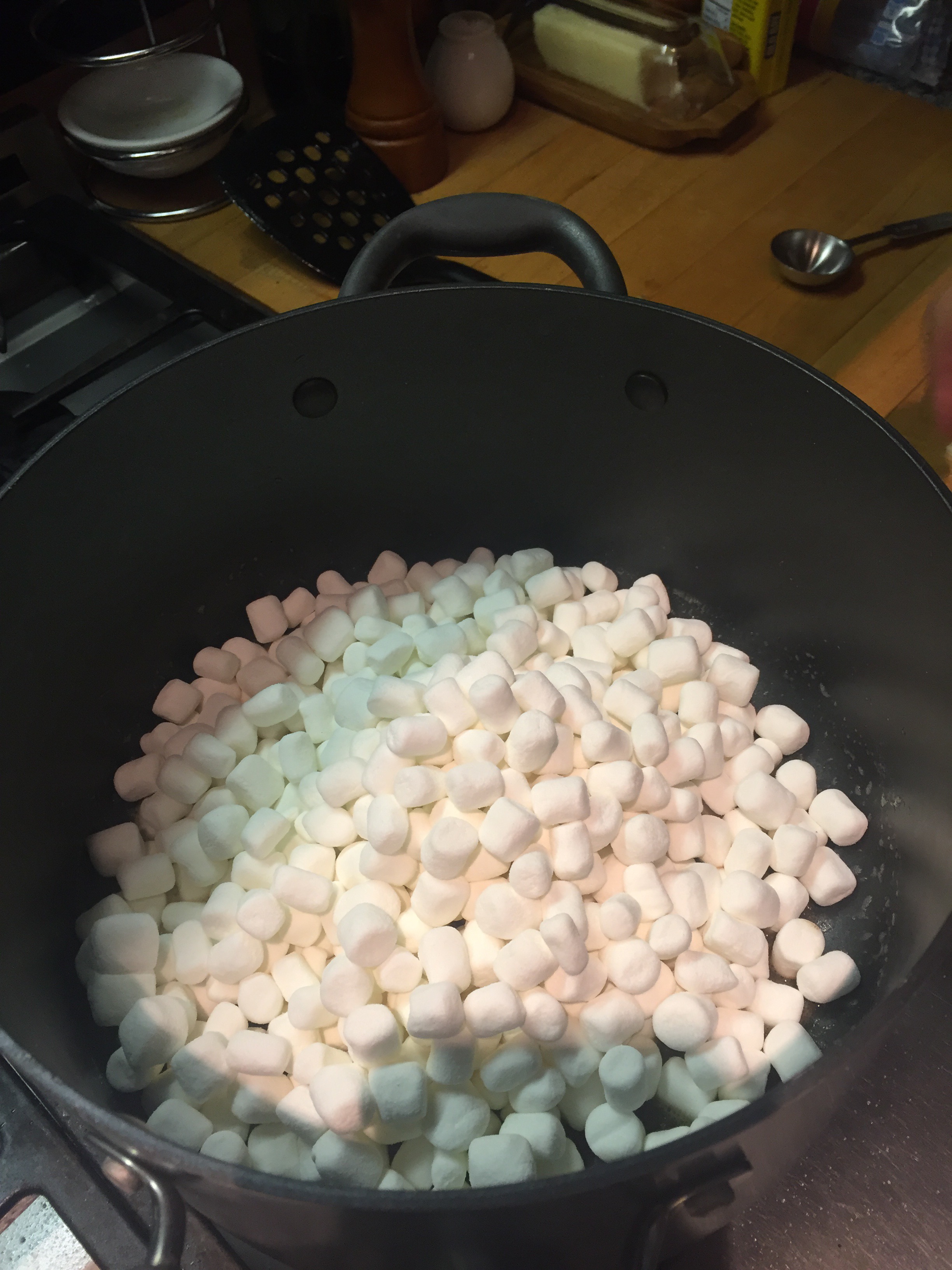 10 oz mini marshmellows in the pot.JPG