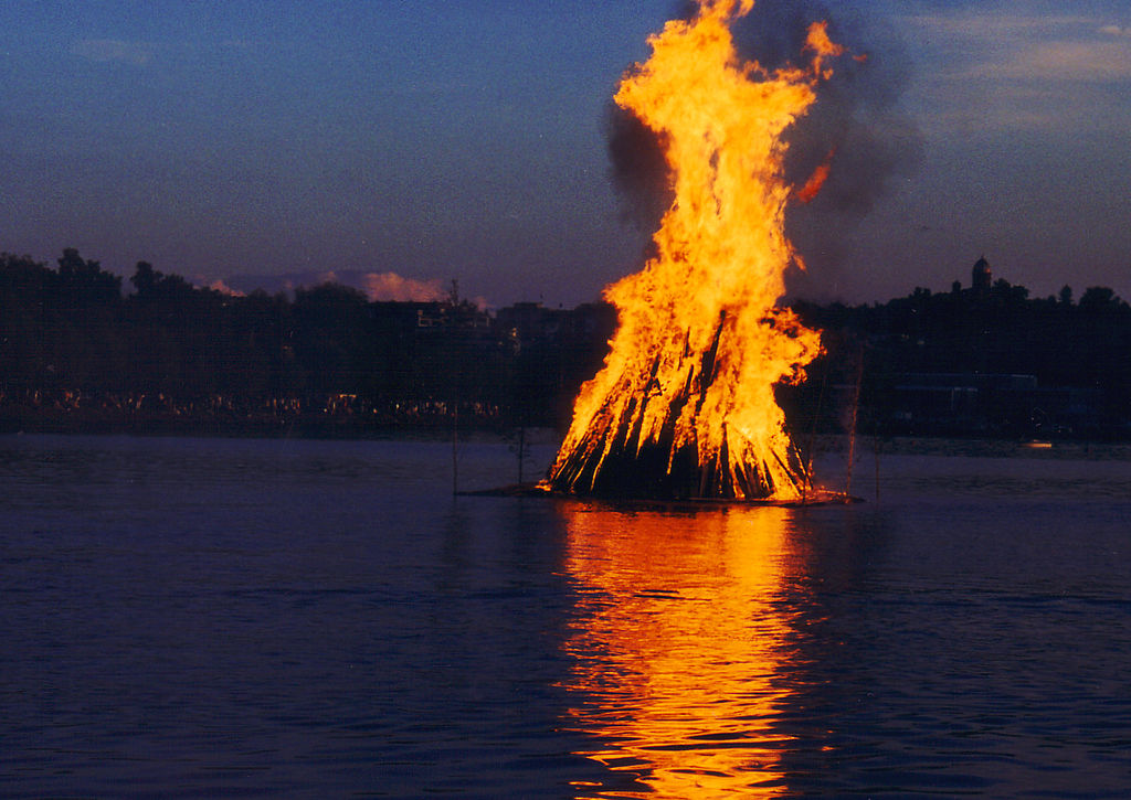 1024px-MidsummerNightBonfire.jpg