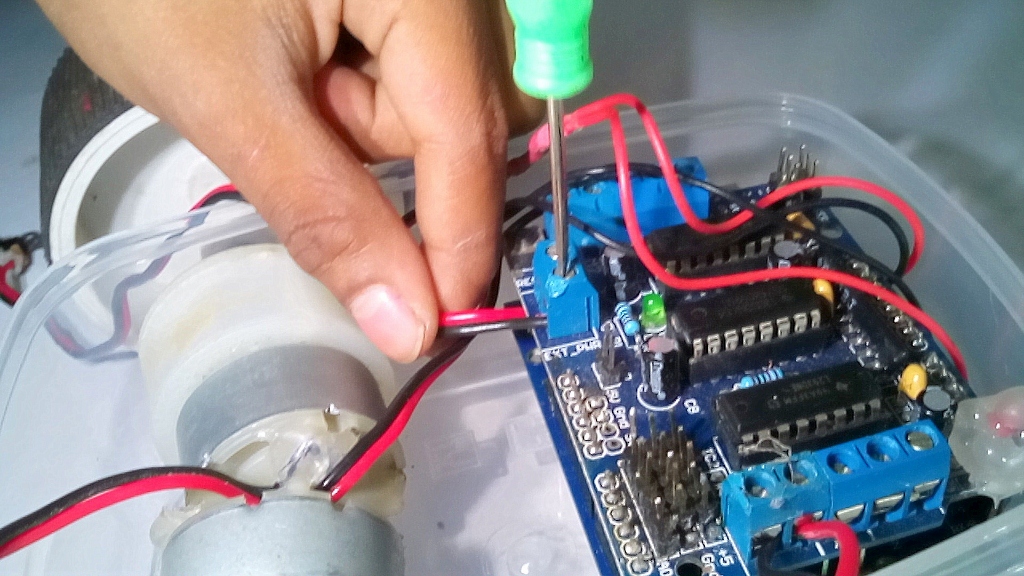 13-Connect the wire from battery to pwer (1024x576).jpg