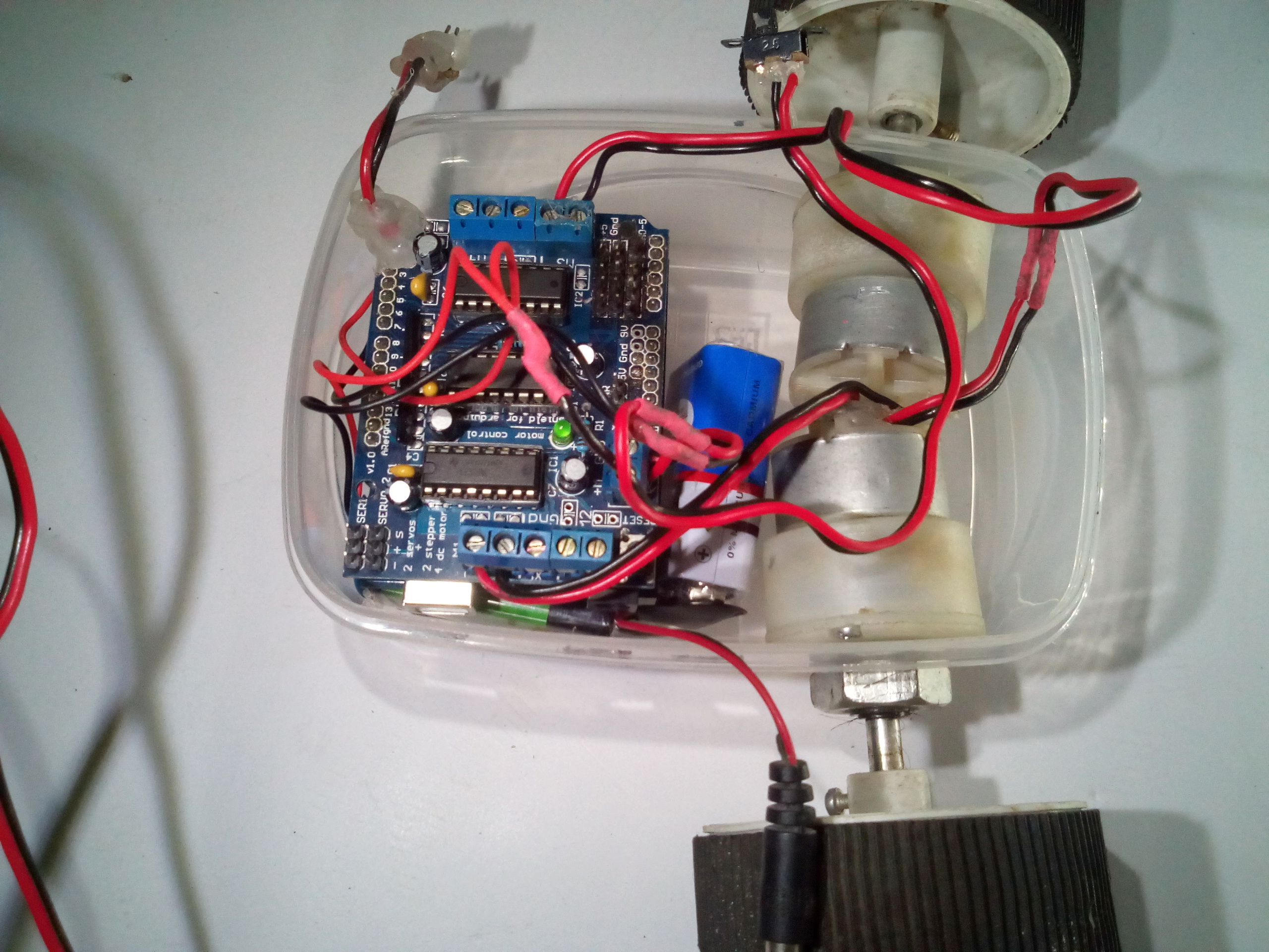 16- Place the battery inside the box between arduino and motors..jpg