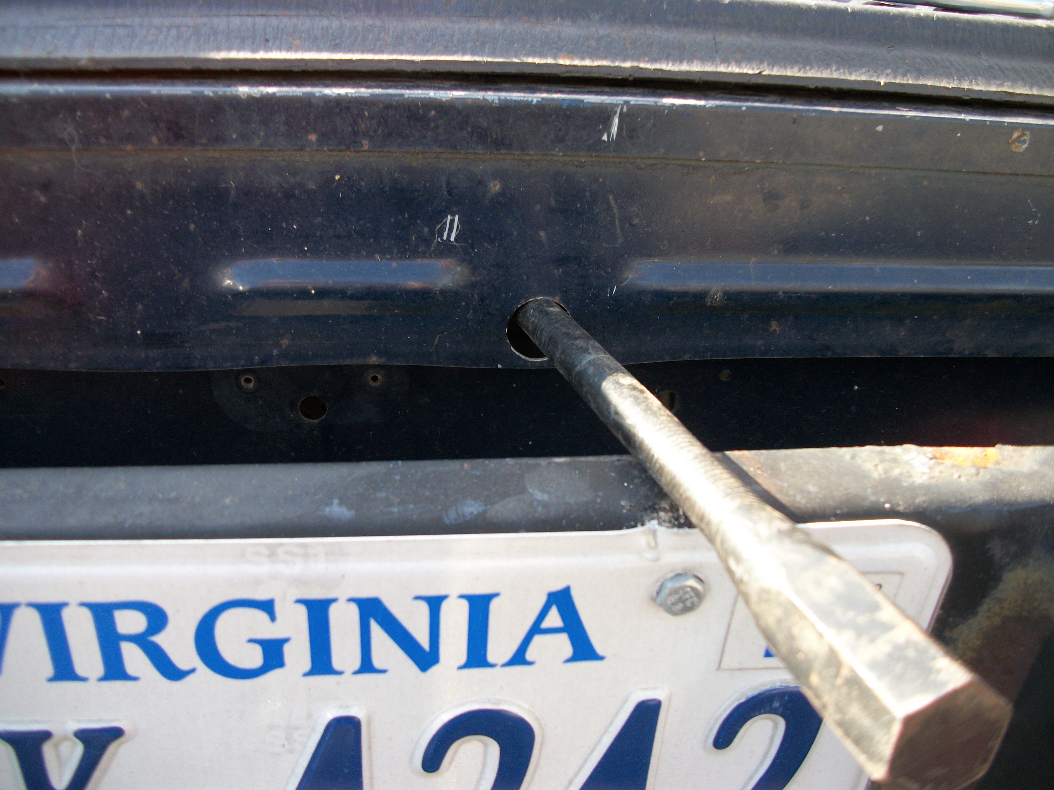 1Sa remove tailgate,insert tool into hole above liscense plate into actuator pipe.JPG