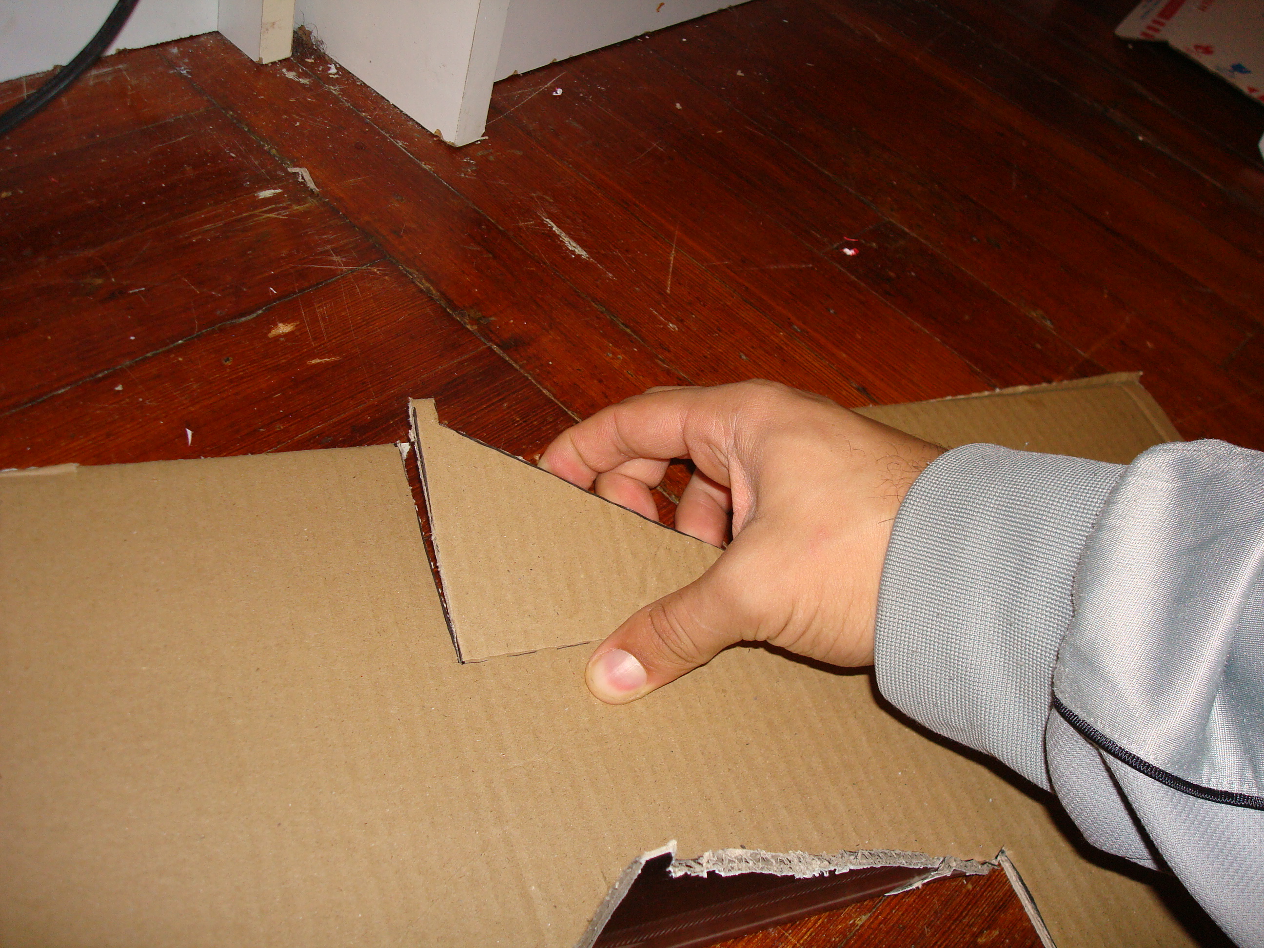 2-2-2_fold_the_pizzabox_ramp_support_using_boxcutter.JPG