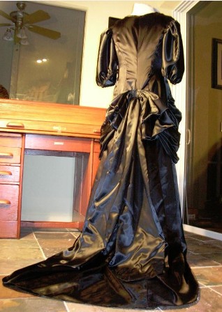 20090801-victorian-gown-black-train-bustle-small.jpg