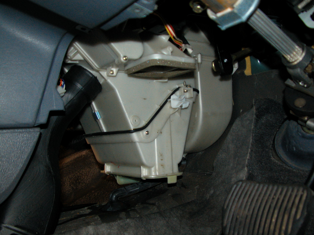 2010-01-22 DSCN0029 Volvo 850 1994 GLT 2.5 AUTO driver side heater housing instructablespic.JPG