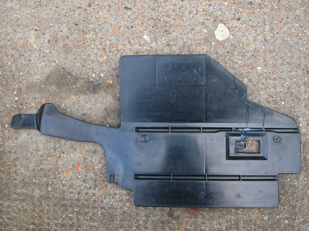 2010-01-28 DSCN0032 Volvo 850 1994 GLT 2.5 AUTO footwell cover removed instructablespic.JPG