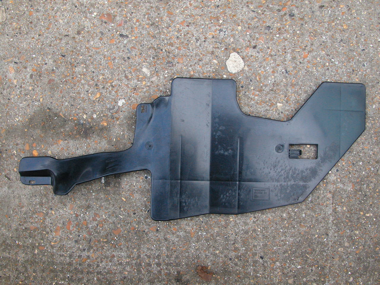 2010-01-28 DSCN0033 Volvo 850 1994 GLT 2.5 AUTO footwell cover removed instructablespic.JPG