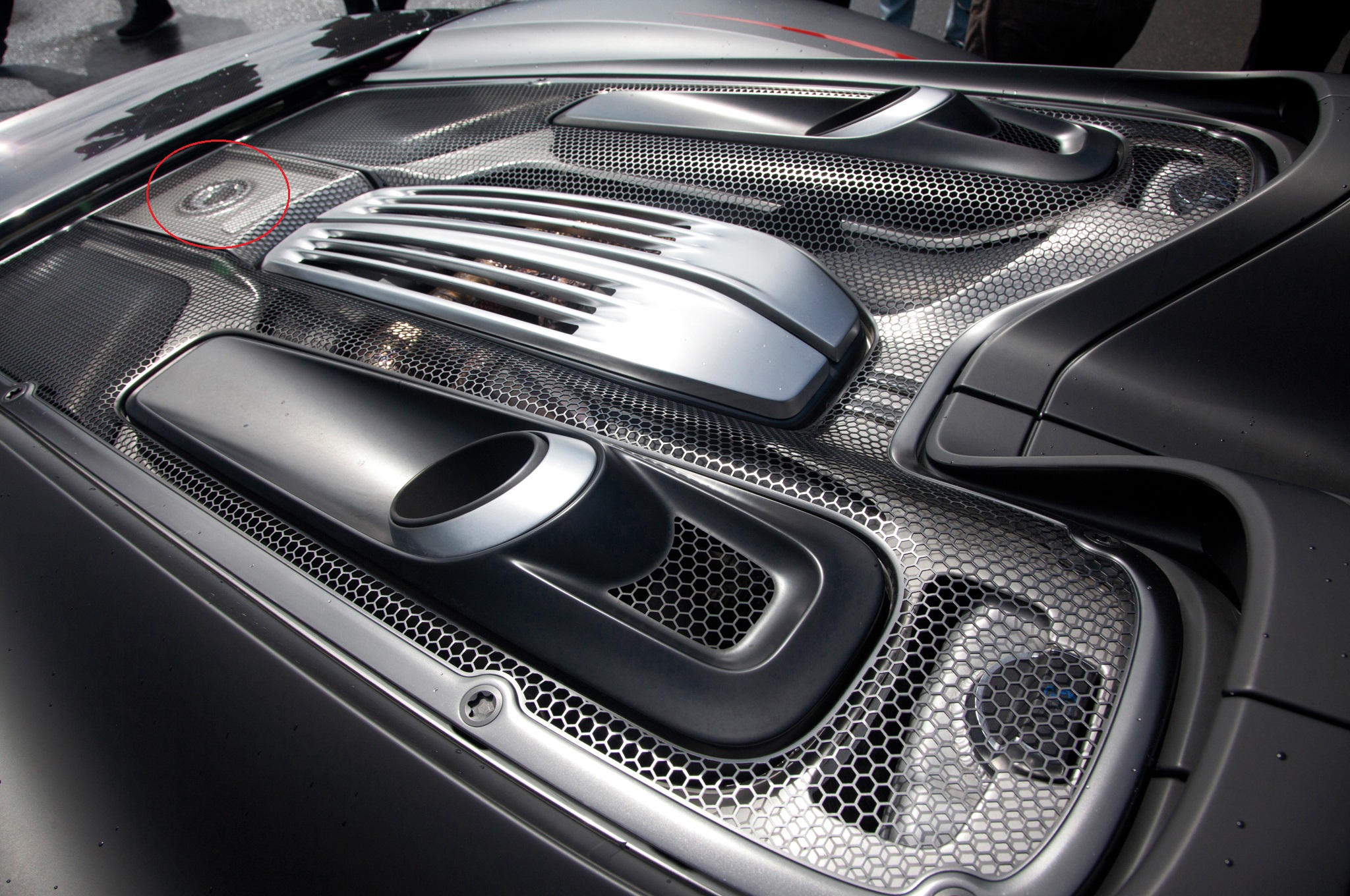 2014-porsche-918-spyder-engine-cover.jpg