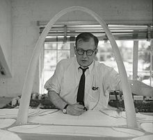 220px-Eero_Saarinen_with_Gateway_Arch_Model.jpg