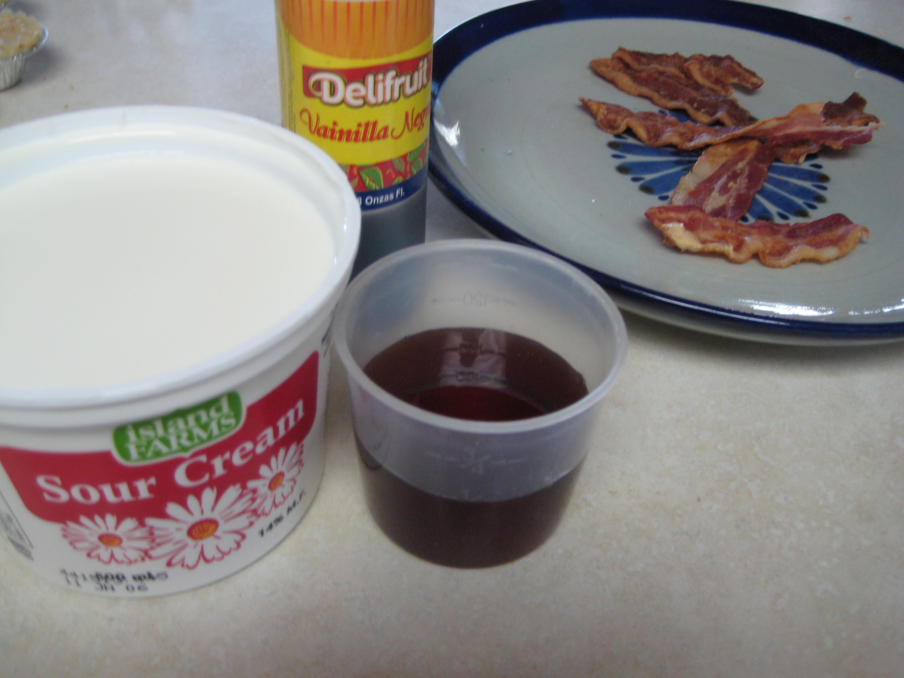 25 Prepare 2 cups sour cream, 1tbs sugar, leftover bacon, 1tbs vanilla and 1:3 cup maple syrup.JPG