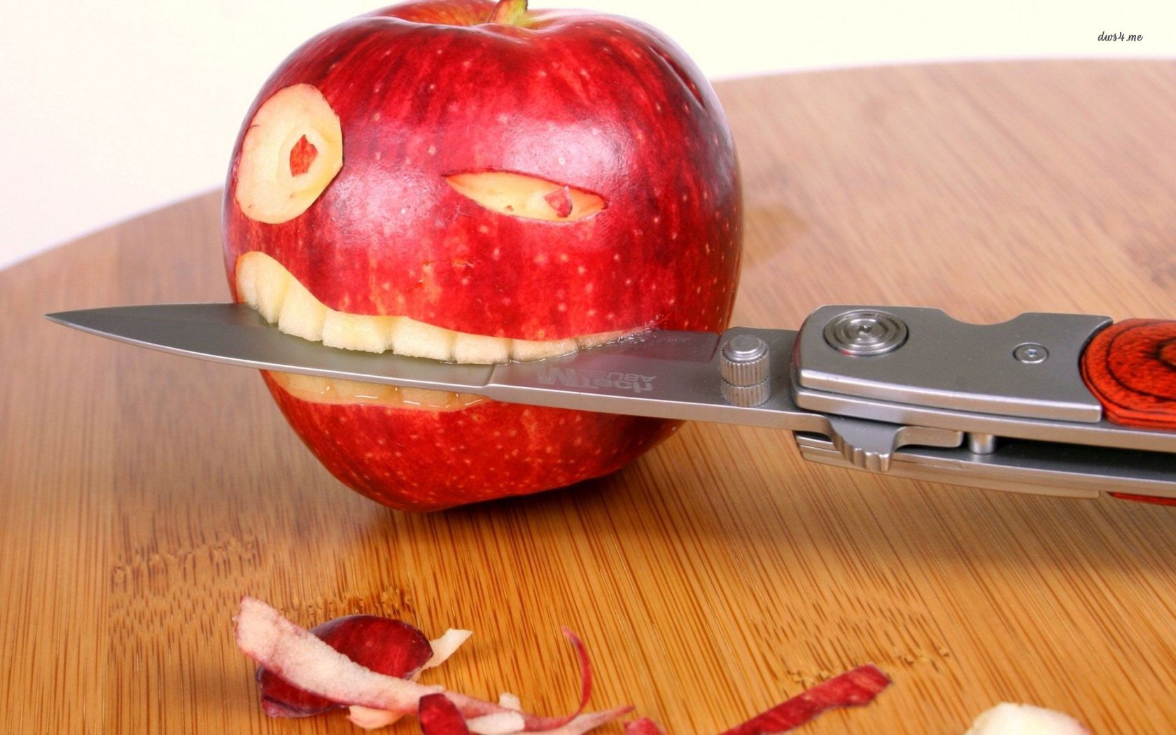 28812-apple-biting-a-knife-1680x1050-funny-wallpaper.jpg