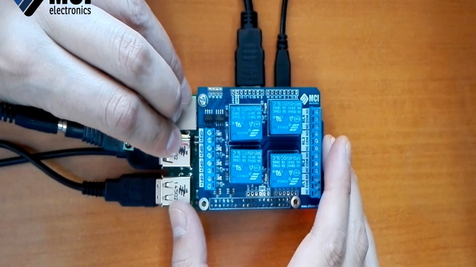 4Relay Shield junto a Raspberry