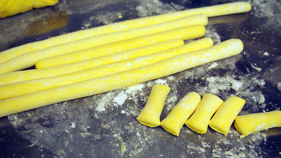 5-Roll long strands of fondant.JPG