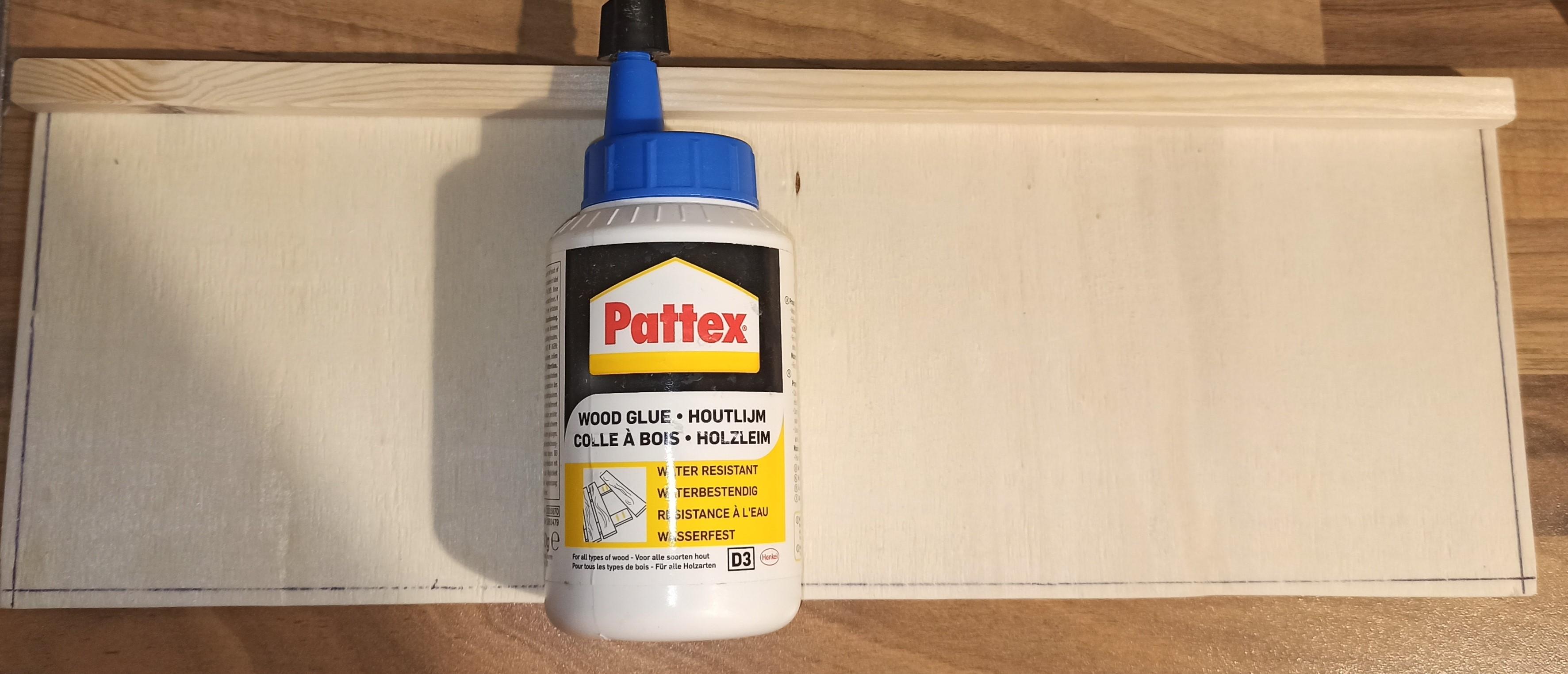 5. Die zurecht ges&auml;gten und geschliffenen H&ouml;lzer mit Pattex ankleben.jpg