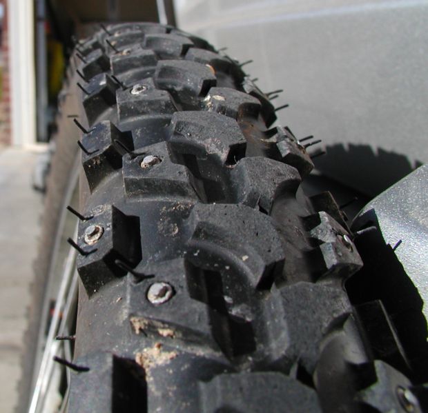 620px-Studded_tires.jpg