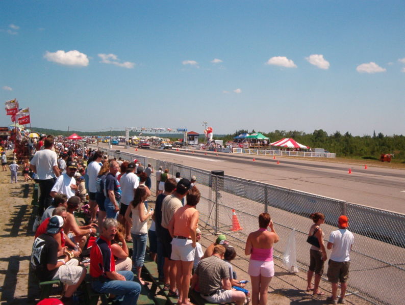 794px-Crowd_at_Elliot_Lake_Airport_Dragway.JPG