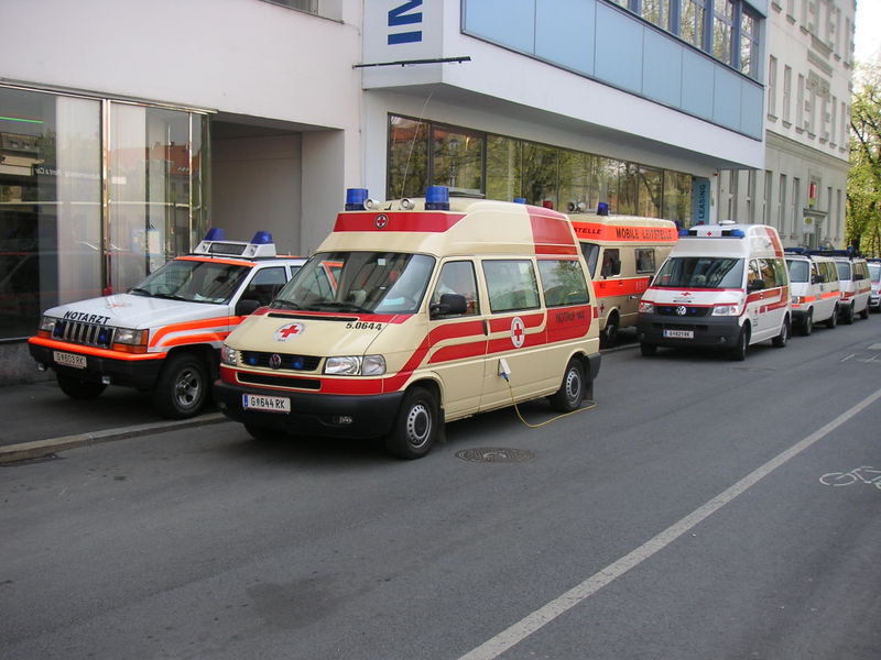 800px-Ambulanzdienst.jpg