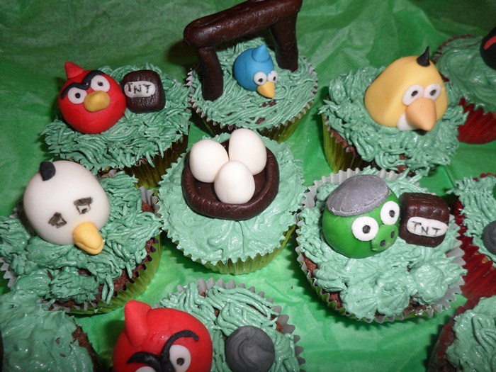 ANGRY BIRD CUPCAKES (2).JPG