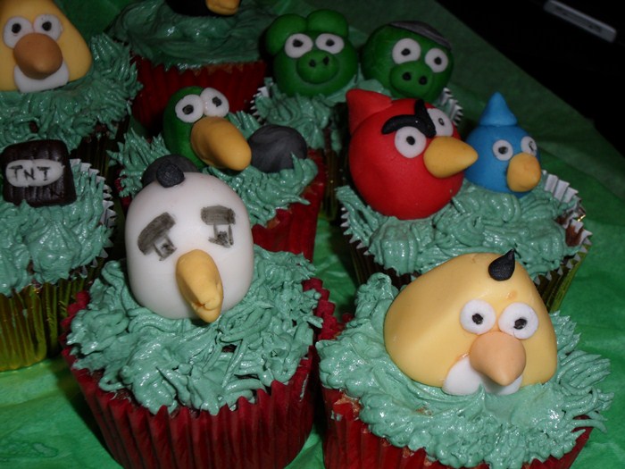 ANGRY BIRD CUPCAKES (6).JPG