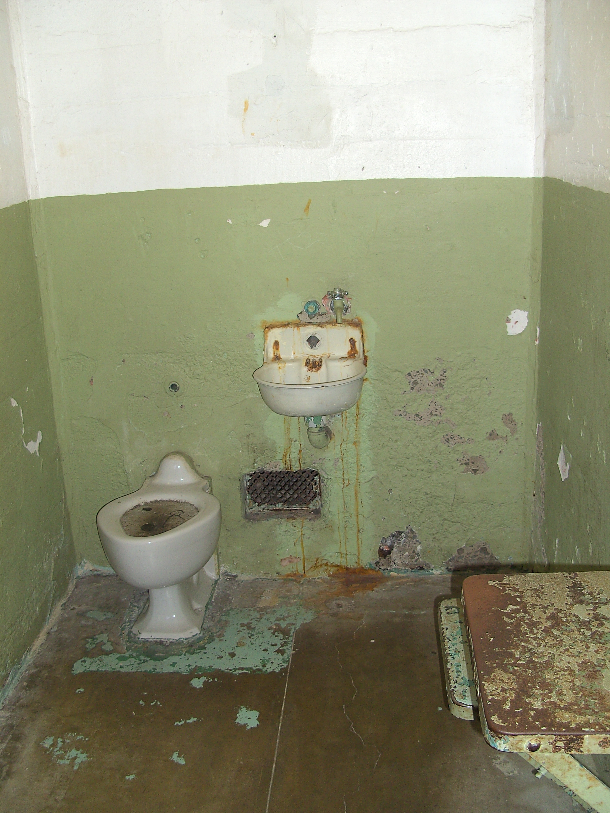 Alcatraz_prison_cell.jpg