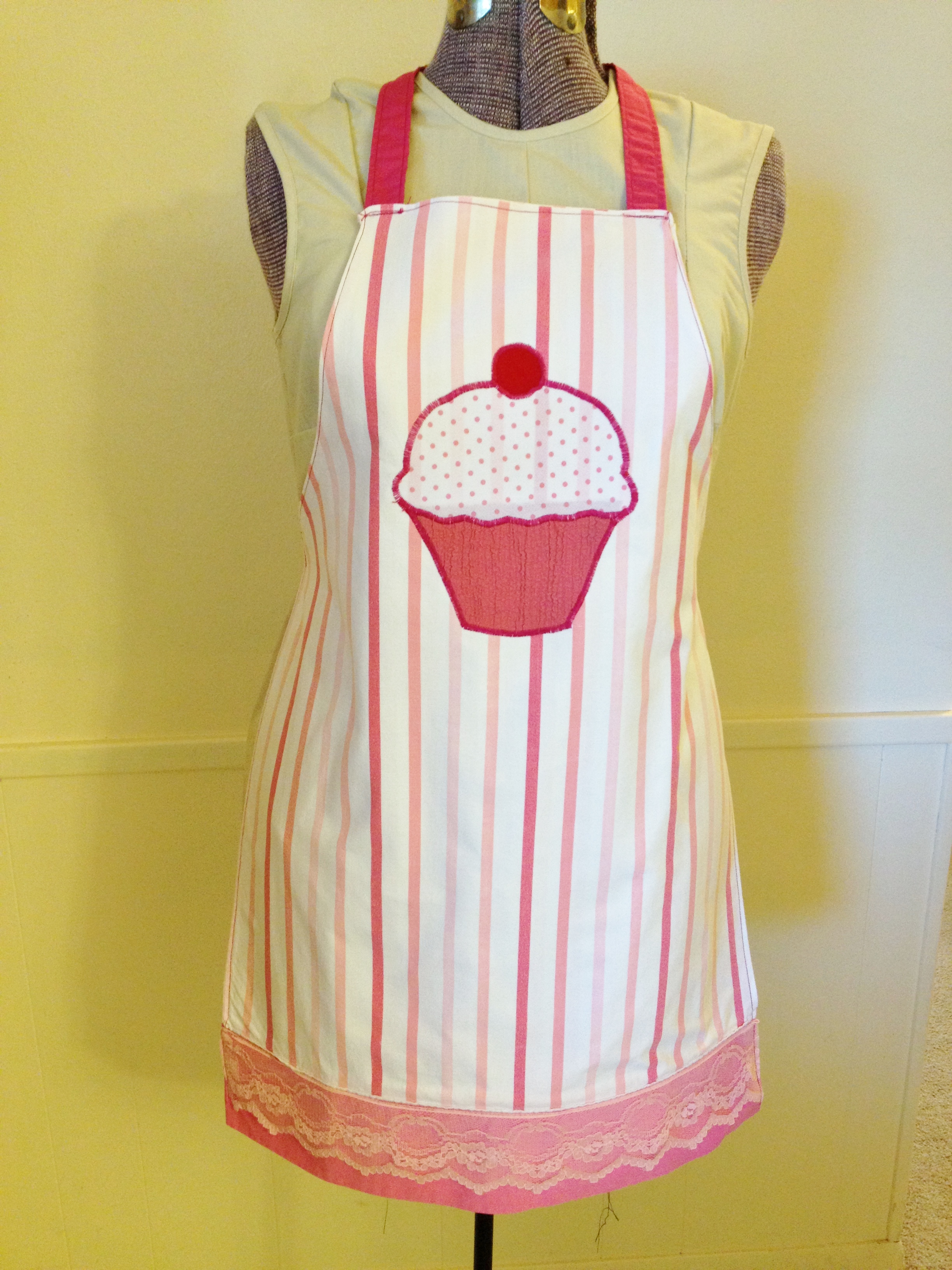 Apron Cupcake 3 003.JPG