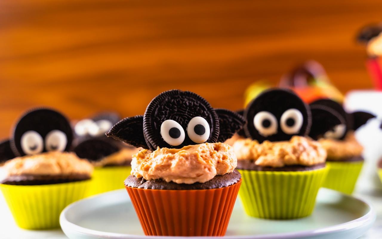 Bat &amp; Spider Halloween Cupcakes - Bats.jpg