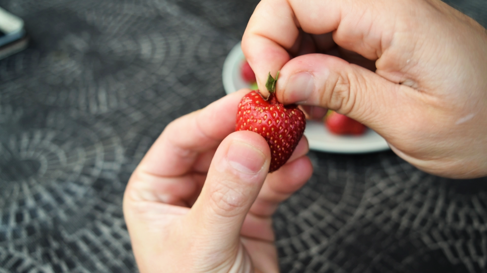 Best Strawberry hull hack_instructable2.bmp