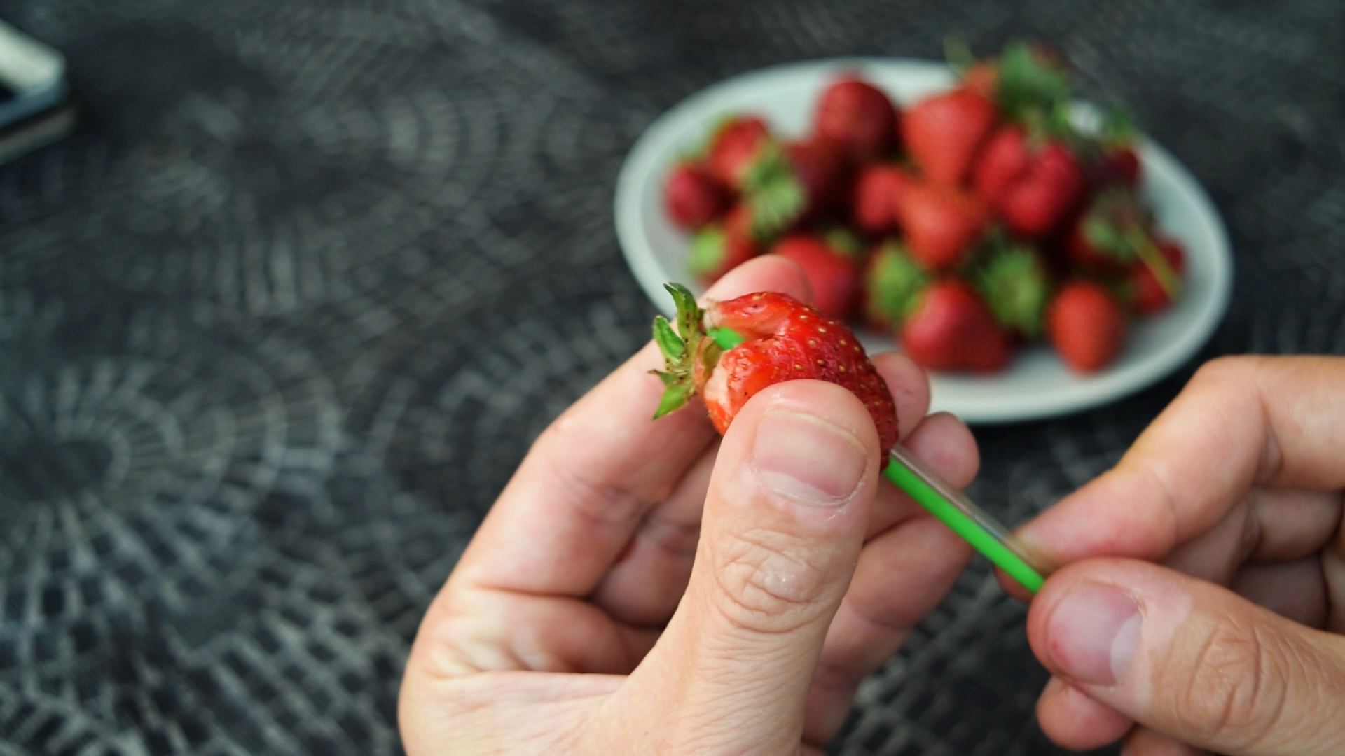Best Strawberry hull hack_instructable4.bmp