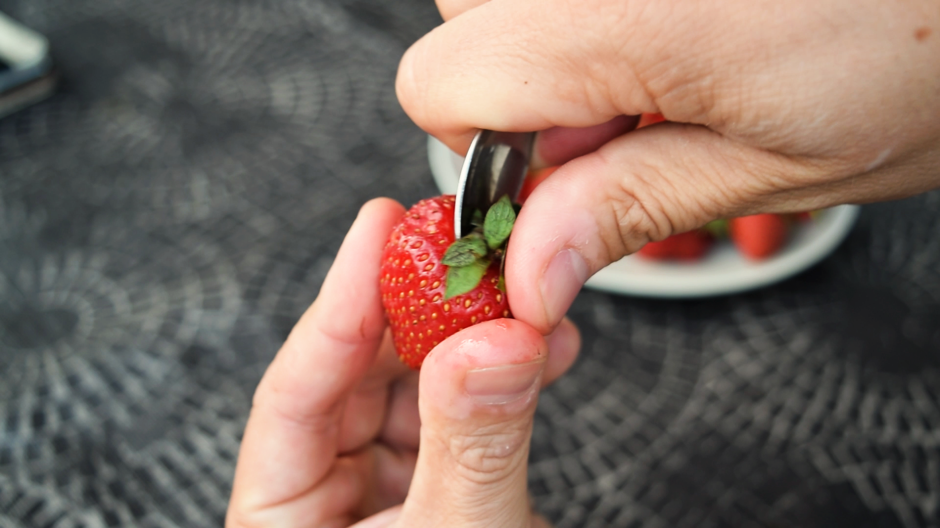 Best Strawberry hull hack_instructable5.bmp