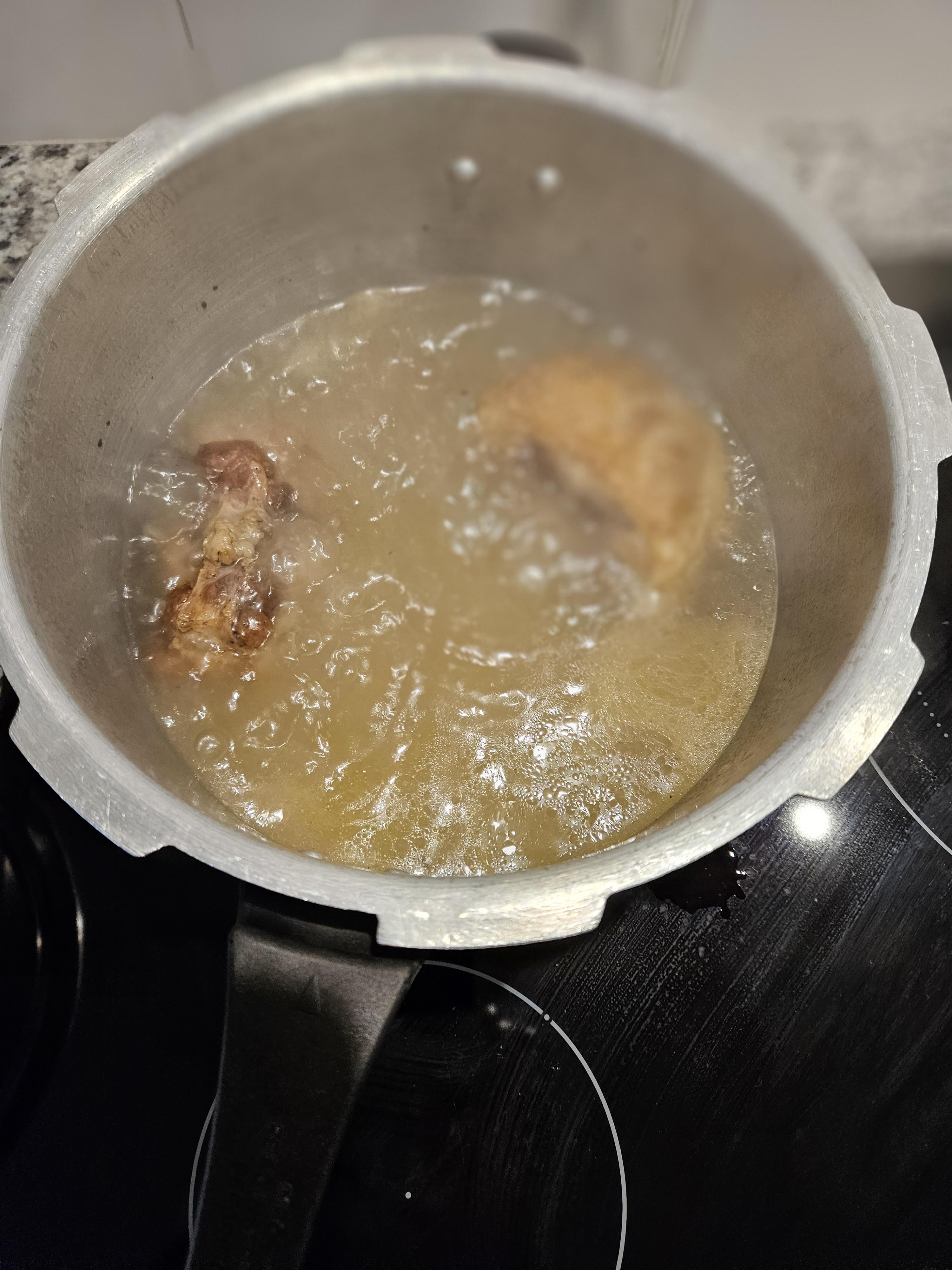 Boiling the oxtail under low heat.jpg