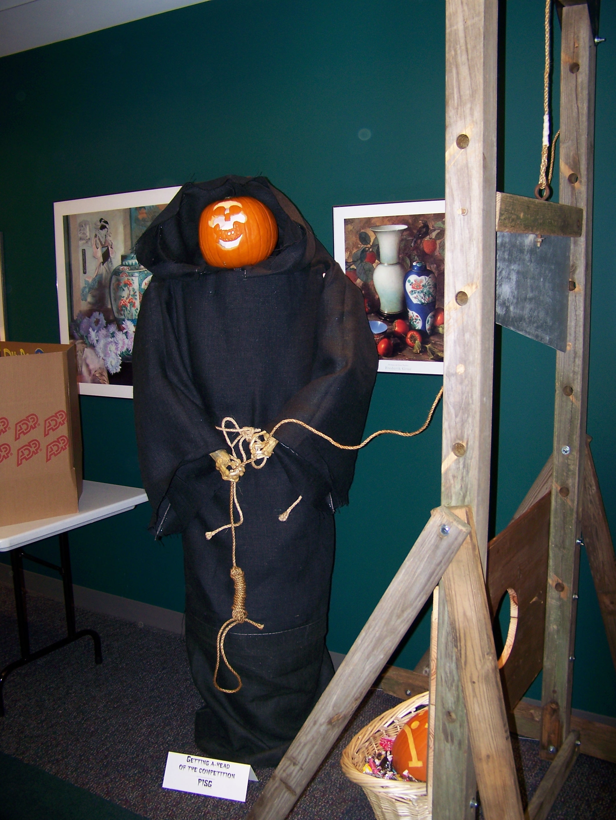 C:\Documents and Settings\melane\My Documents\My Pictures\Halloween\Guillotine\Pumpkin Head.JPG