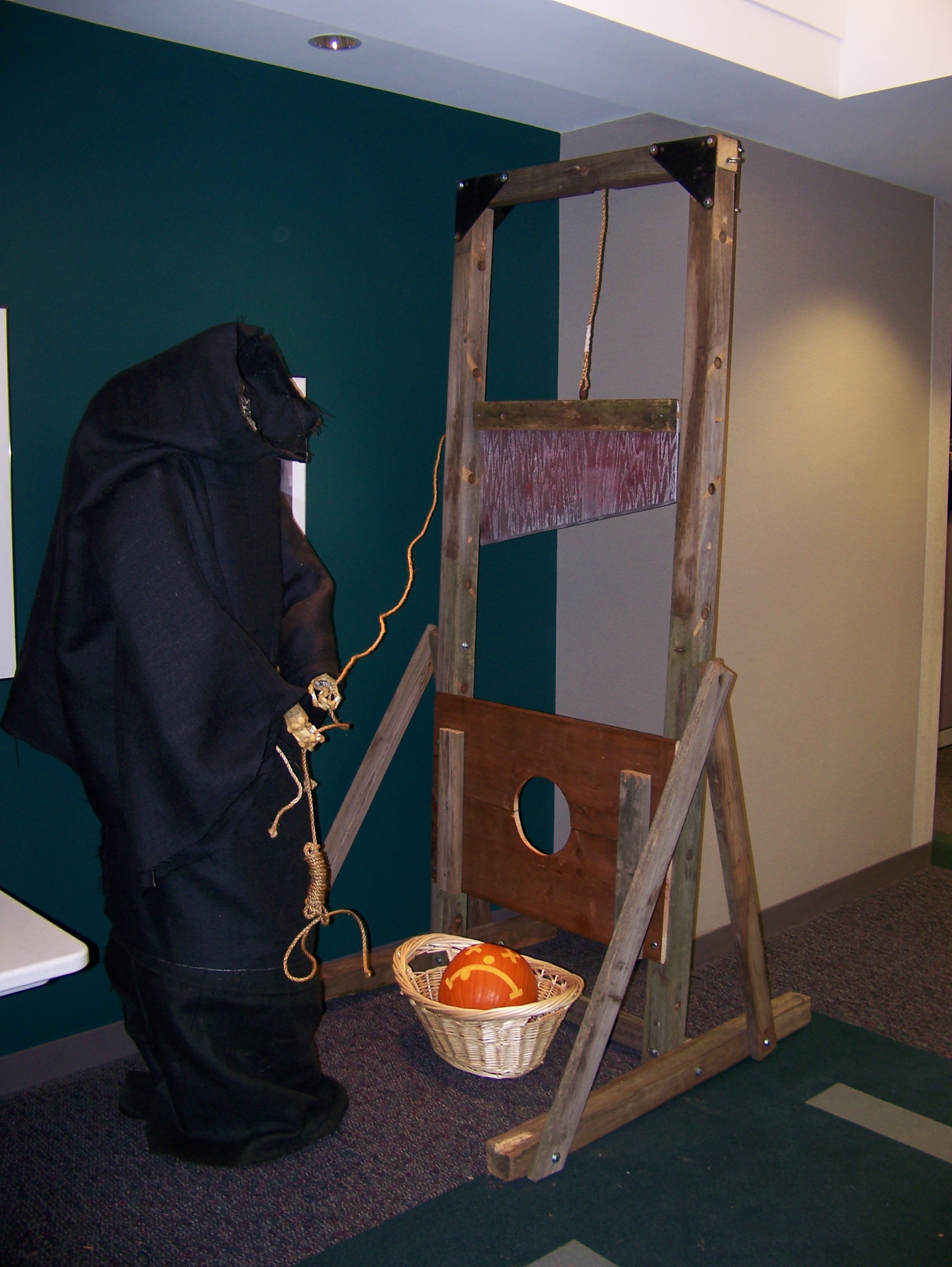 C:\Documents and Settings\melane\My Documents\My Pictures\Halloween\Guillotine\Set Up 2.JPG