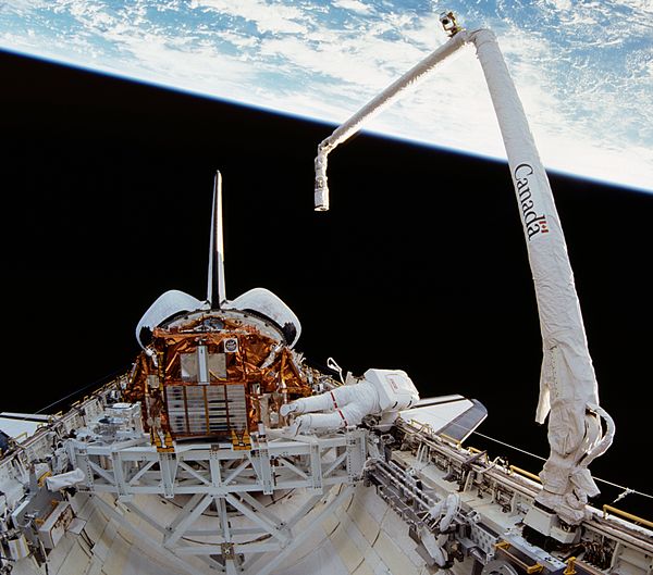 Canadarm_1_-_STS-72.jpg