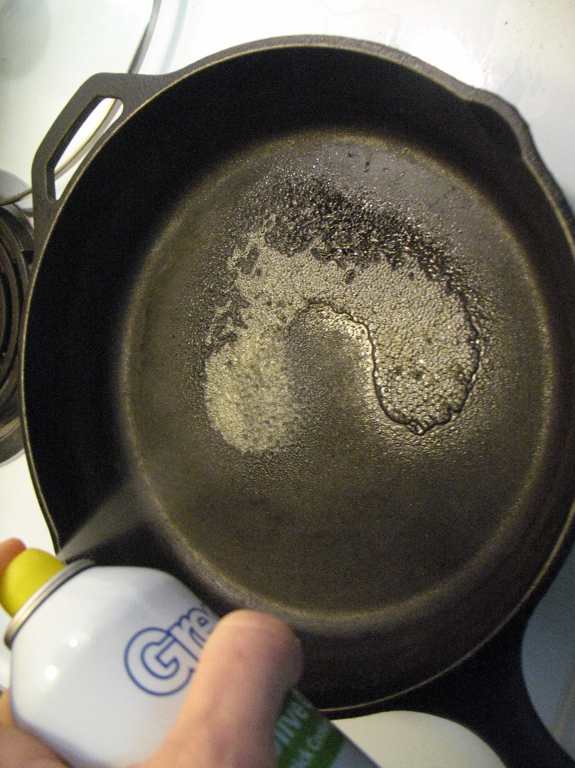 Cleaning a hot skillet 10.JPG