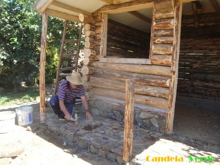 Coloca&ccedil;&atilde;o de pedras na varanda.JPG