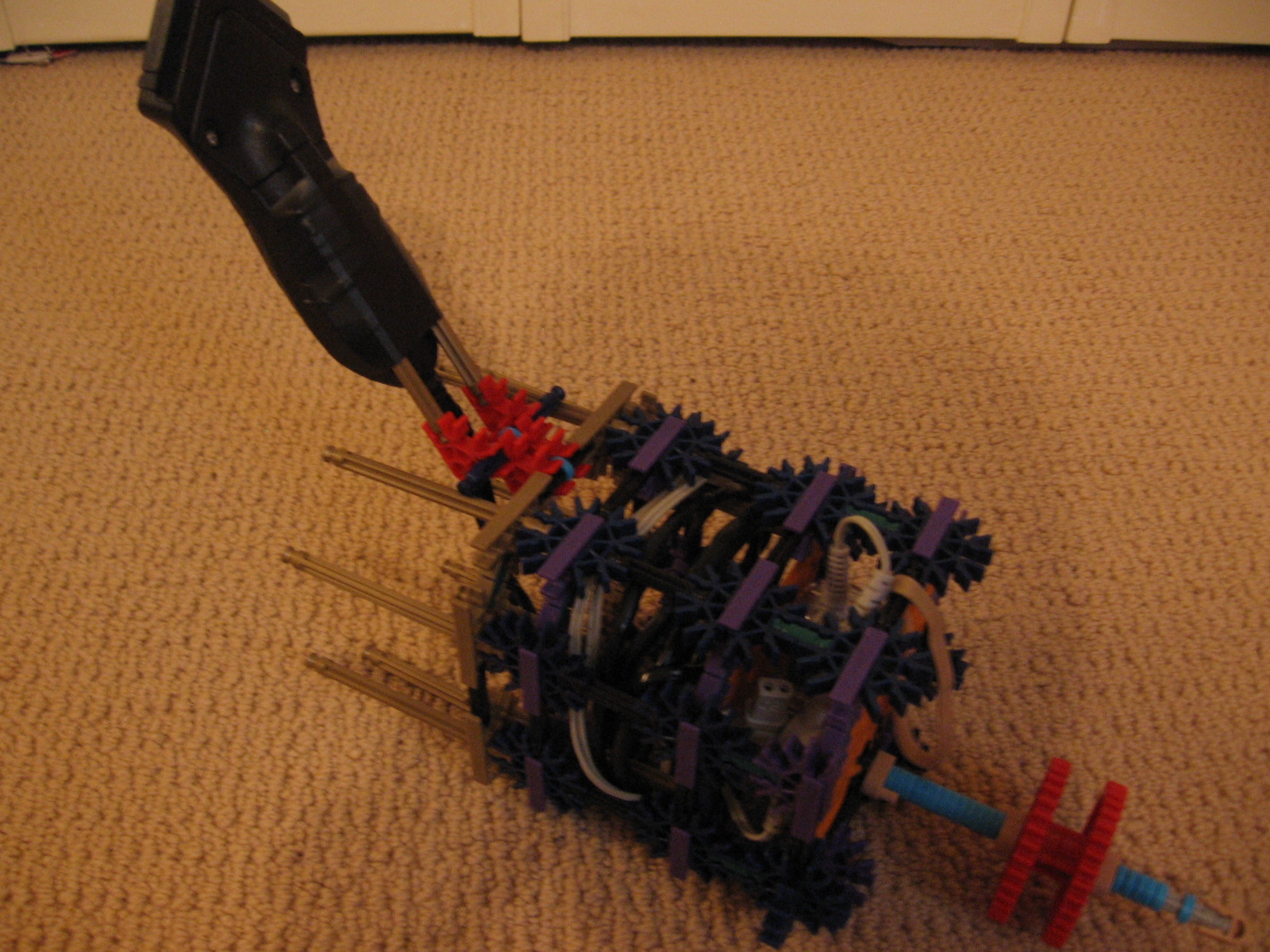 D:\Mika&euml;l\Photo, Image\Instrutable\Instrutables K'nex machine gun 030.jpg