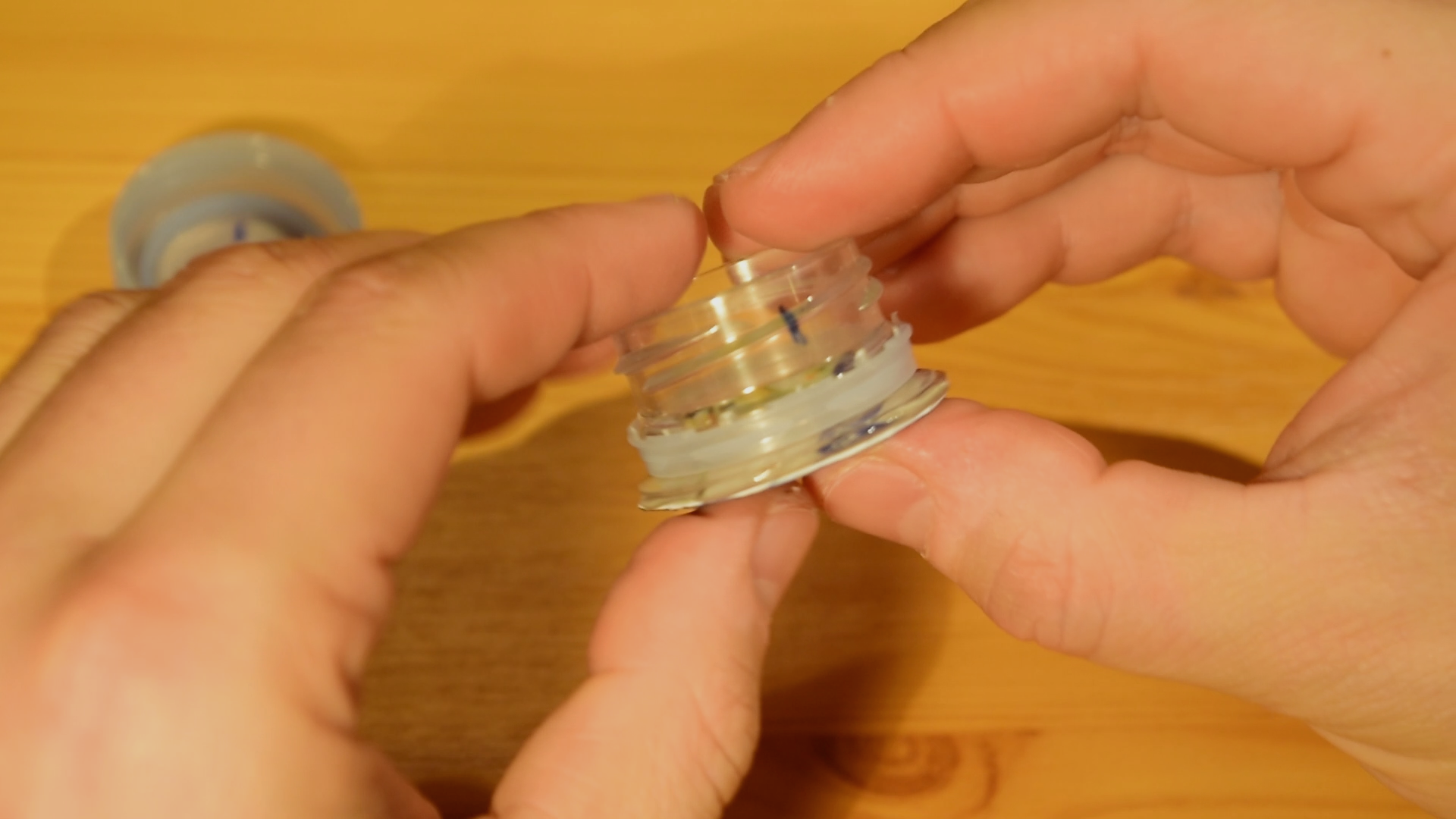 DIY Bottle Cap Flashlight2_freeze20.bmp