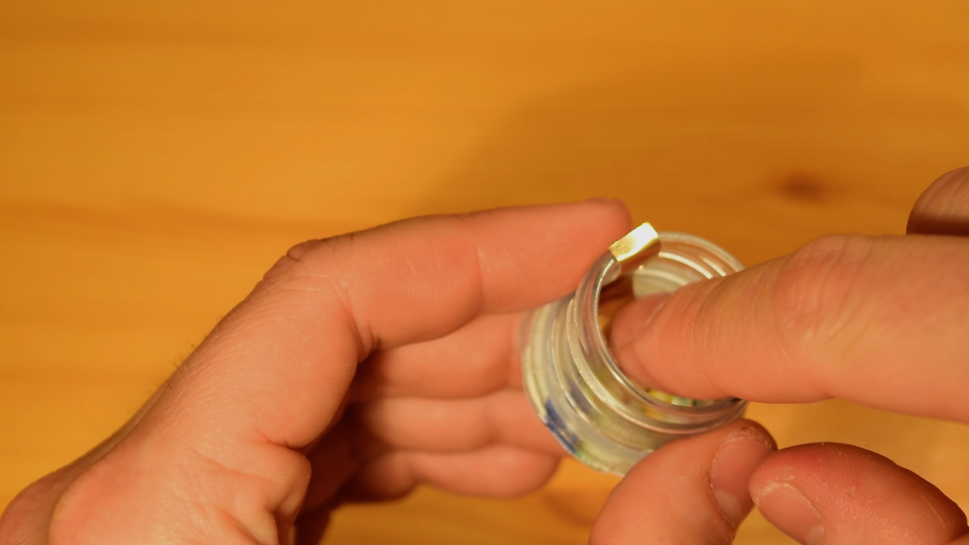 DIY Bottle Cap Flashlight2_freeze35.bmp