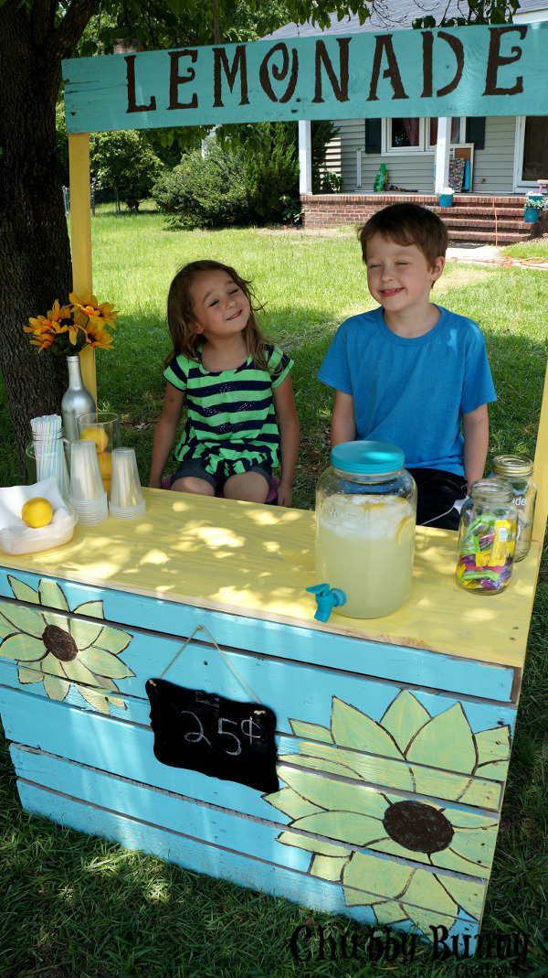 DIY Pallet Lemonade Stand.jpg