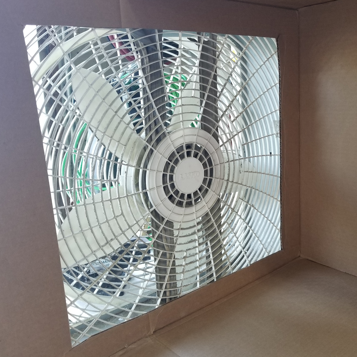 DIY-Cardboard-Spray-Booth-4.jpg