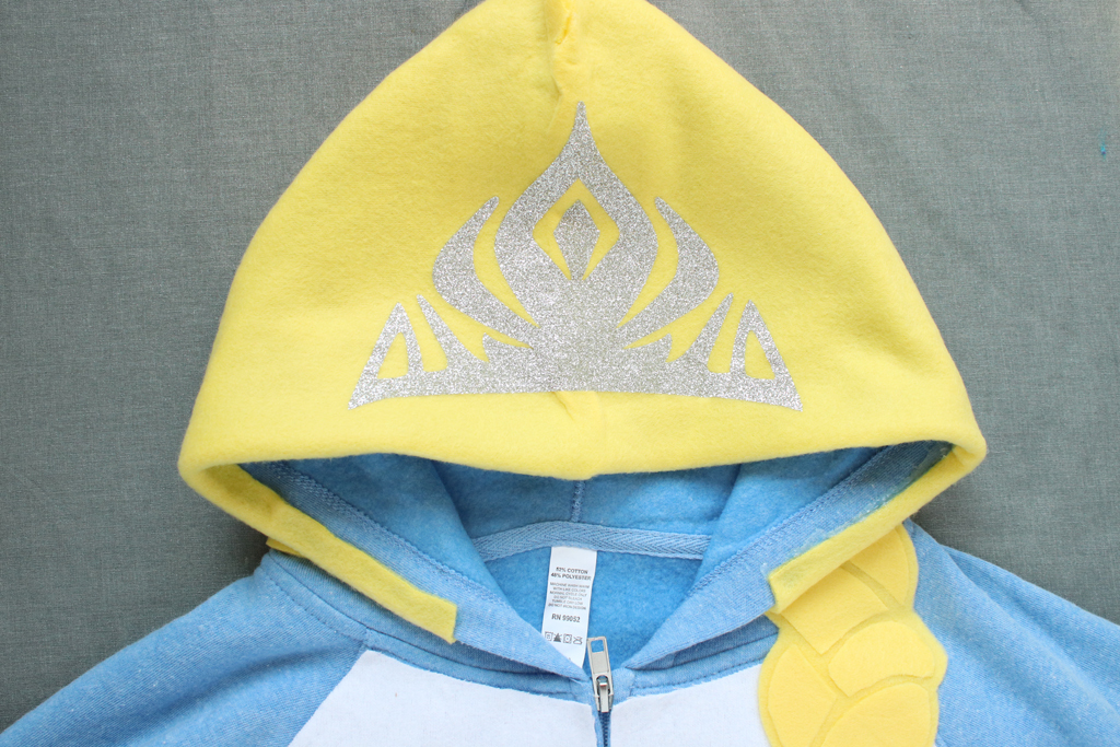 DIY-Elsa-Hoodie-11-vinyl-crown.jpg