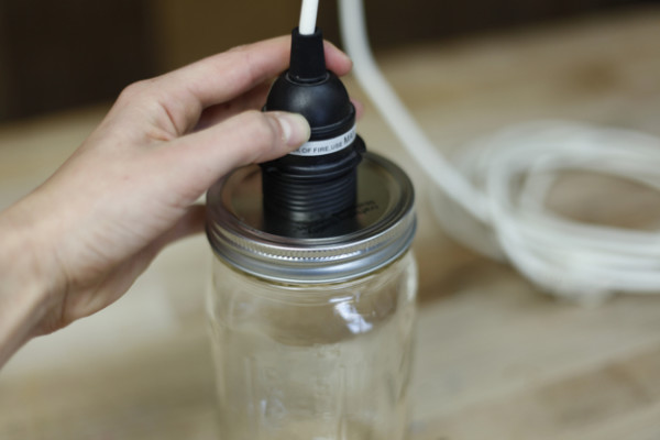 DIY-Hanging-Mason-Jar-Light-02-600x400.jpg