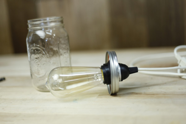 DIY-Hanging-Mason-Jar-Light-12-600x400.jpg