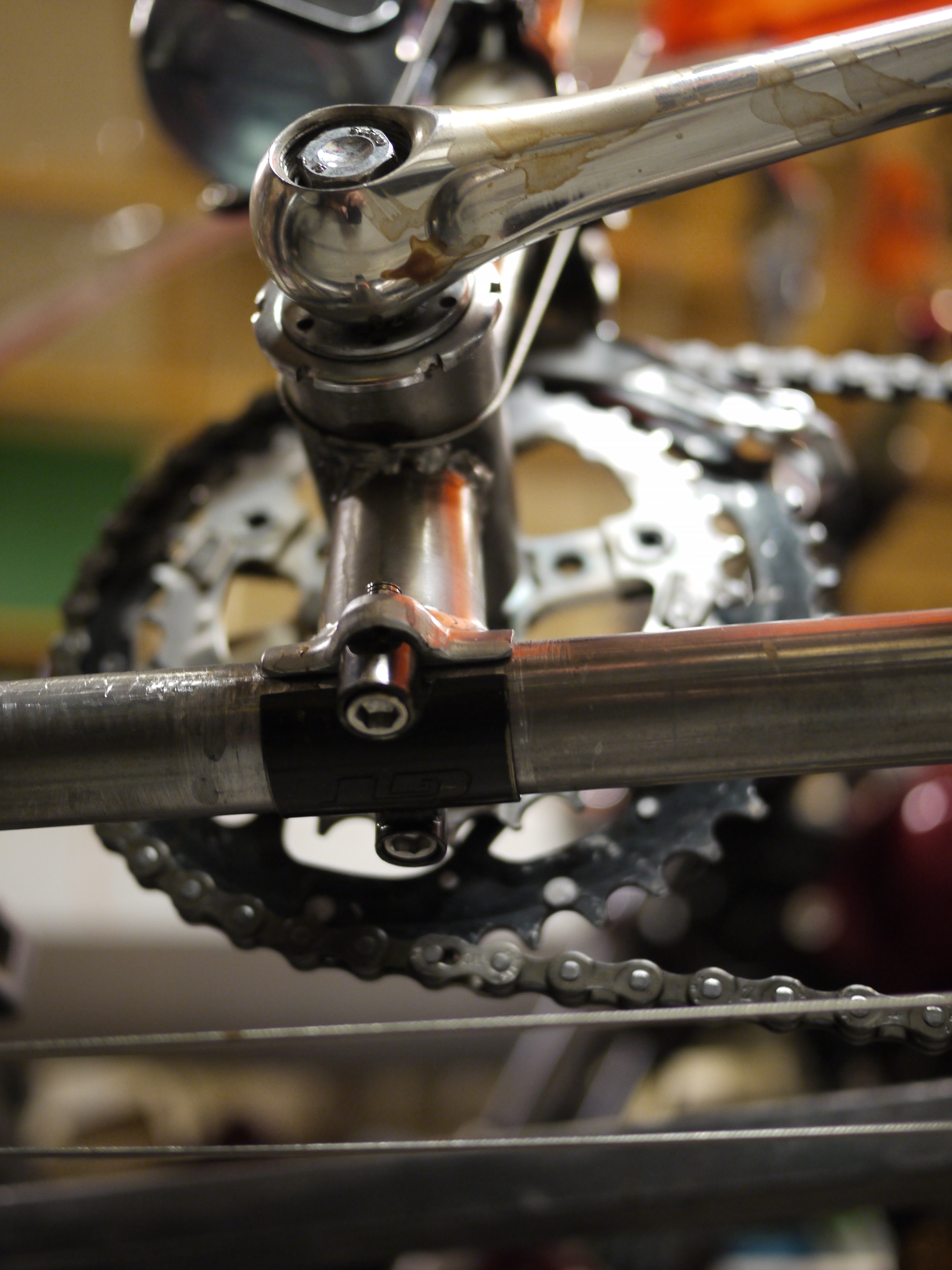 Detail crank mast clamp seen from below.JPG