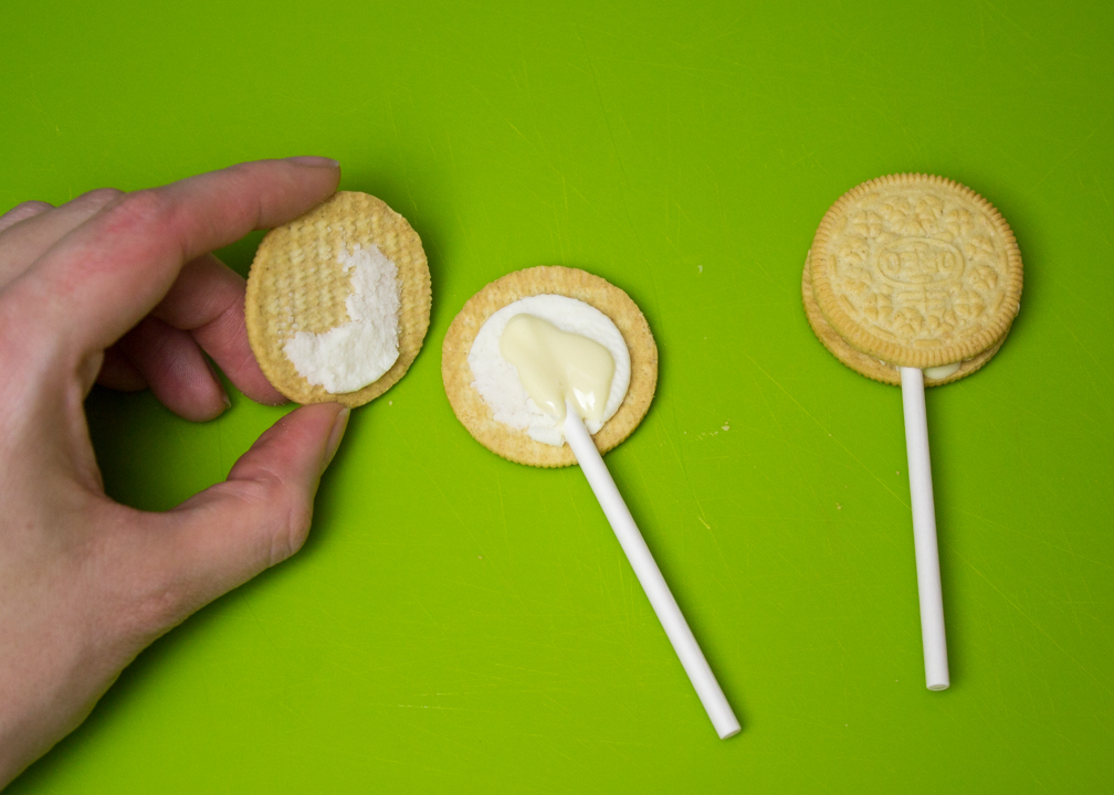 Easy Valentines Day Oreo Pops-2.jpg